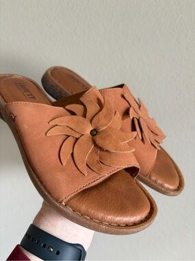 BORN tan leather Monica summer sandals with flower appliqué size 8